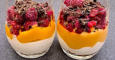 Veselīgs siera kūkas brokastu kārtojums ar avenēm