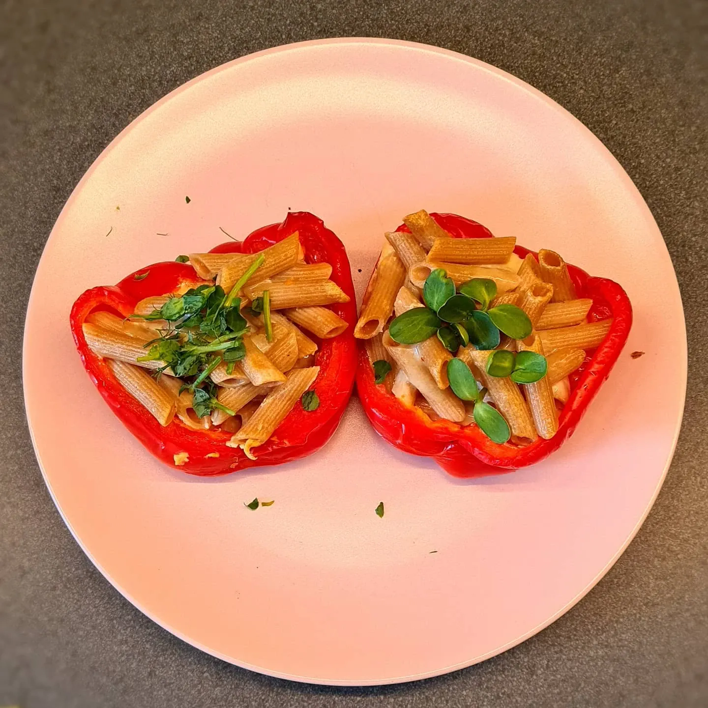 Pildīta paprika ar pilngraudu makaroniem un sierīgu mērci