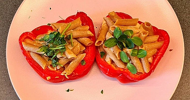 Pildīta paprika ar pilngraudu makaroniem un sierīgu mērci