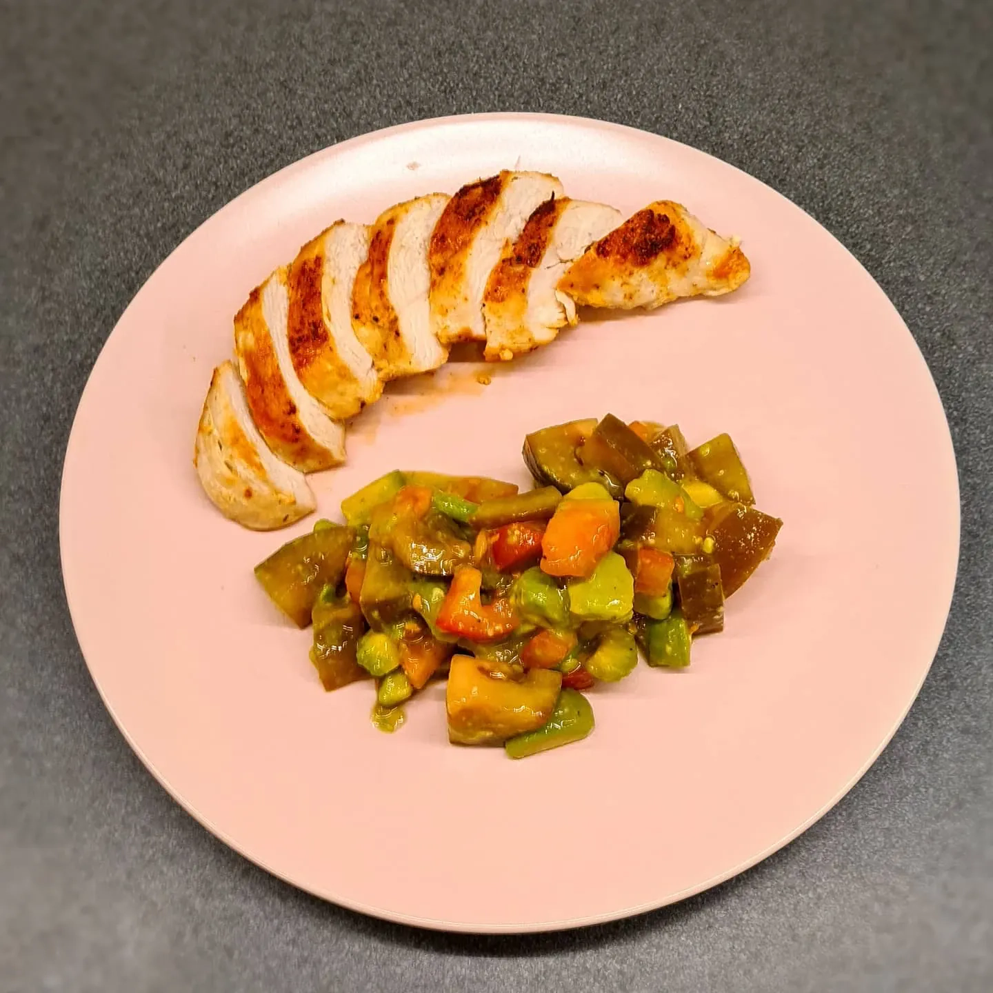 Grilēta vistas krūtiņa ar avokado un pesto vakariņām