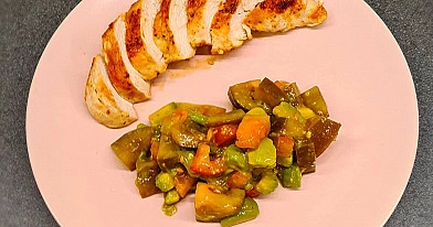 Grilēta vistas krūtiņa ar avokado un pesto vakariņām