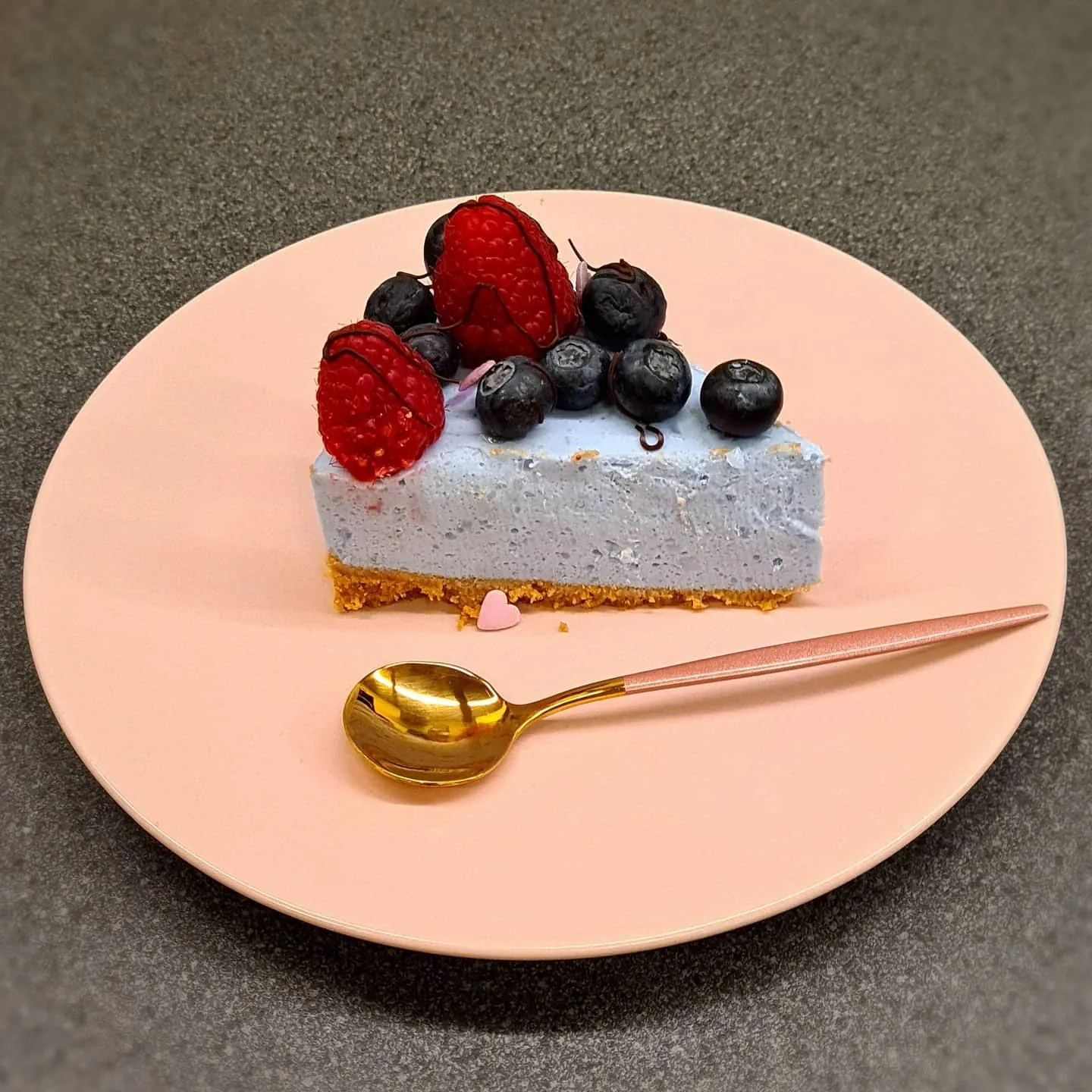 Veselīgā debeszilā biezpiena siera kūka bez cepšanas