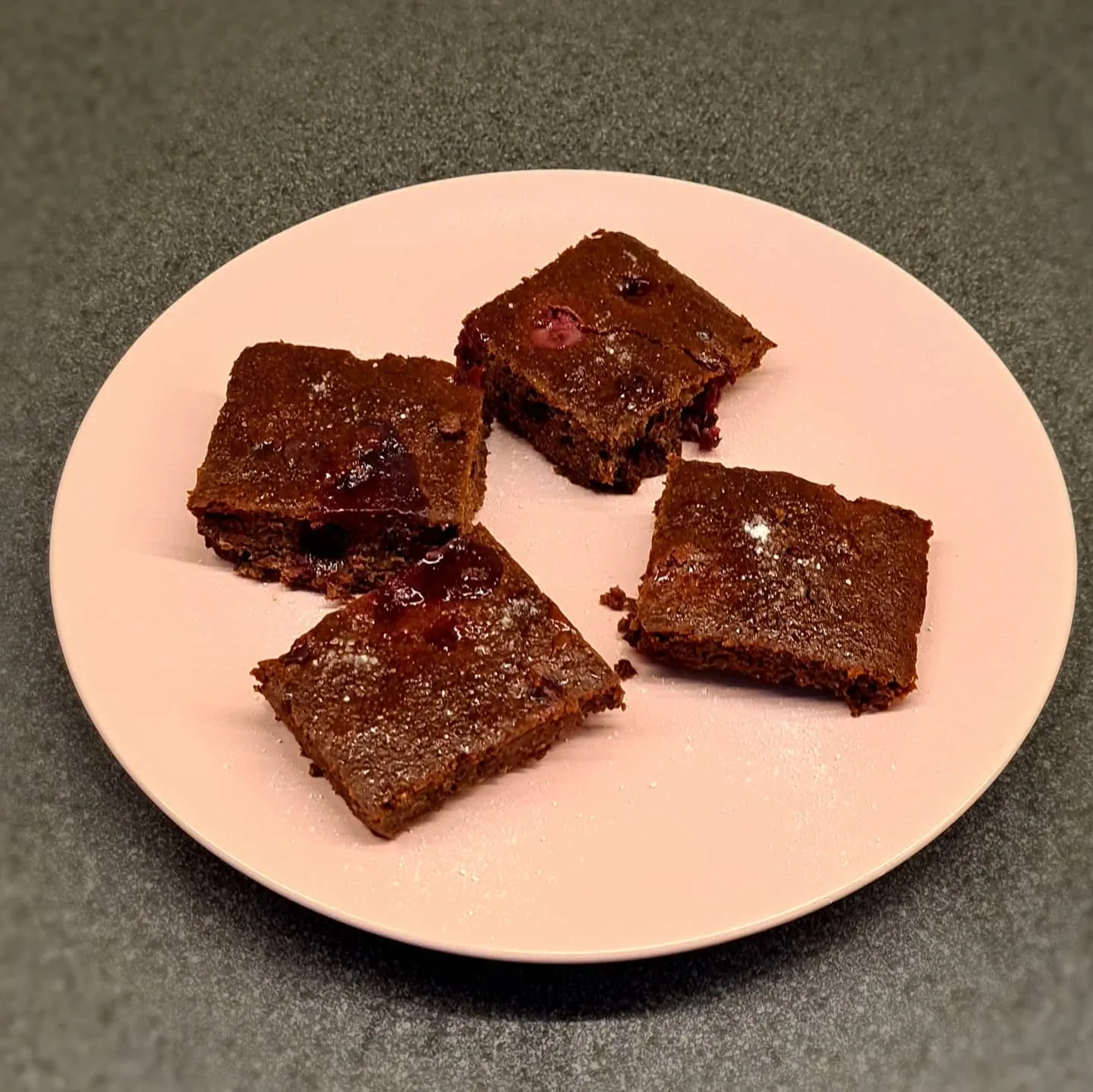 Veselīgs šokolādes braunijs ar ķiršiem un auzu pārslām