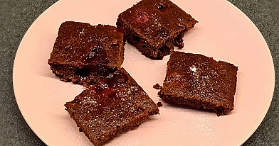 Veselīgs šokolādes braunijs ar ķiršiem un auzu pārslām