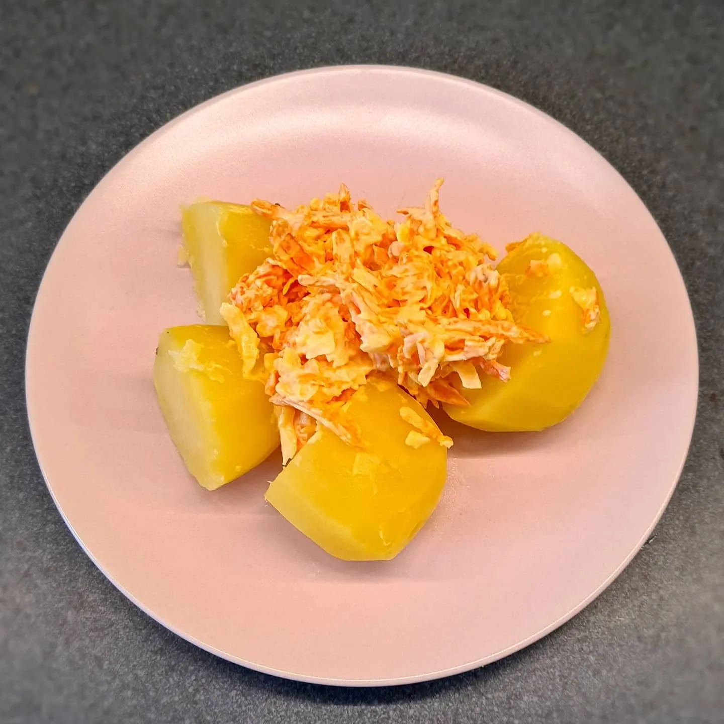 Veselīgi vārīti kartupeļi ar siera salātiem pusdienām