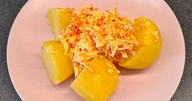 Veselīgi vārīti kartupeļi ar siera salātiem pusdienām