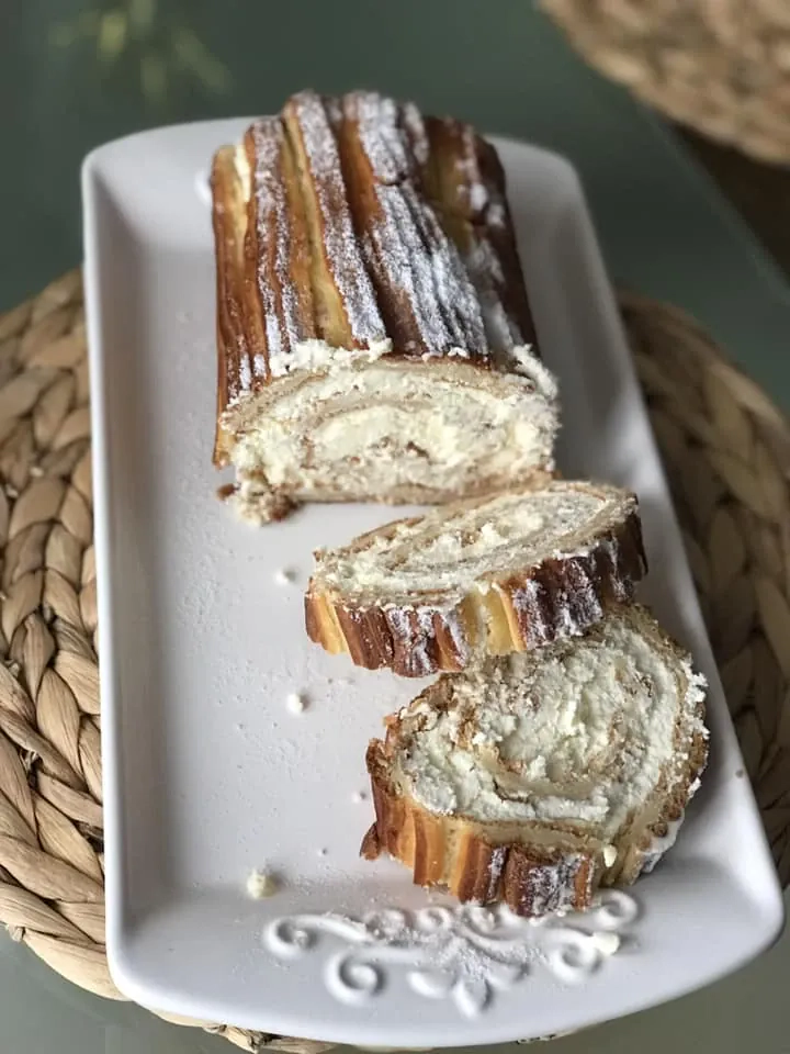 Tinginių eklerų vyniotinis su grietinėlės ir maskarponės kremu