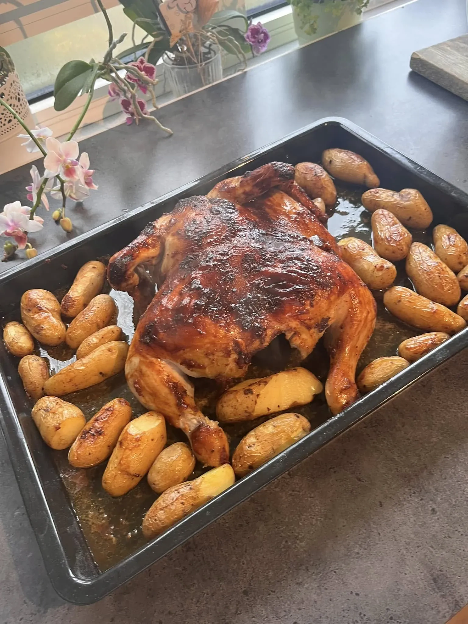 Orkaitėje kepta višta su obuoliais ir bulvėmis