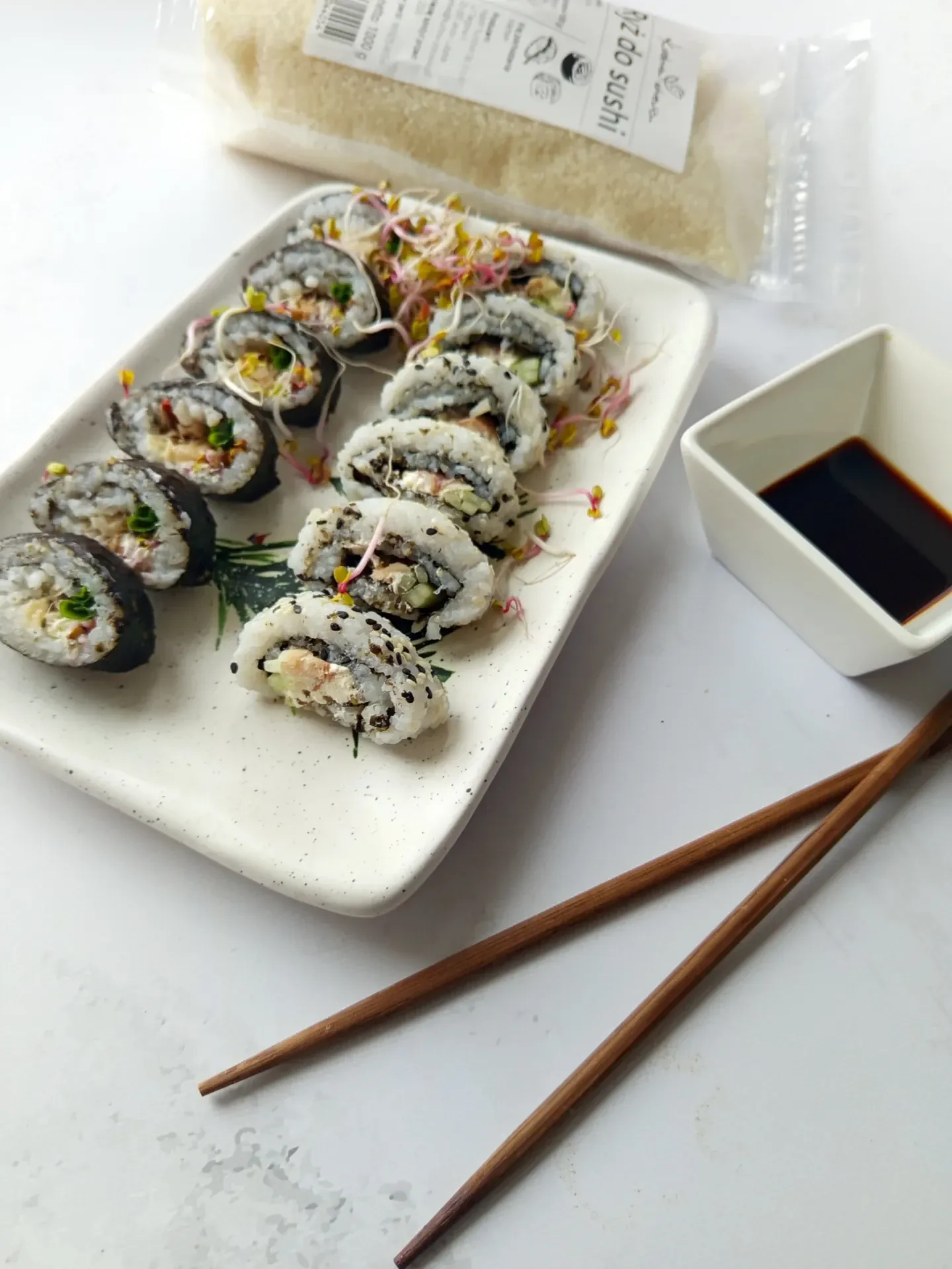 Domowe sushi z wędzoną makrelą i serkiem śmietankowym