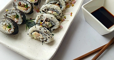 Domowe sushi z wędzoną makrelą i serkiem śmietankowym