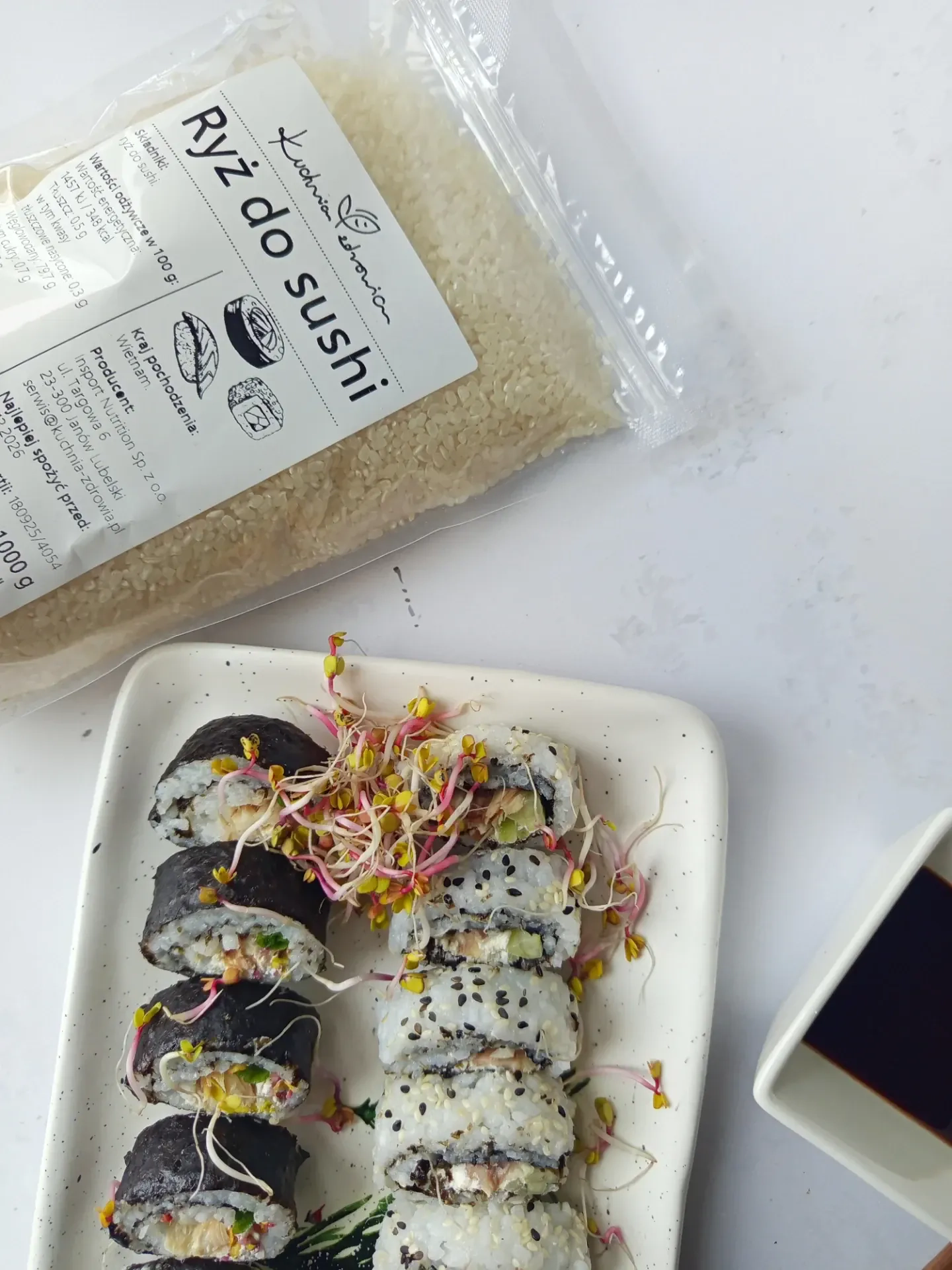 Domowe sushi z wędzoną makrelą i serkiem śmietankowym