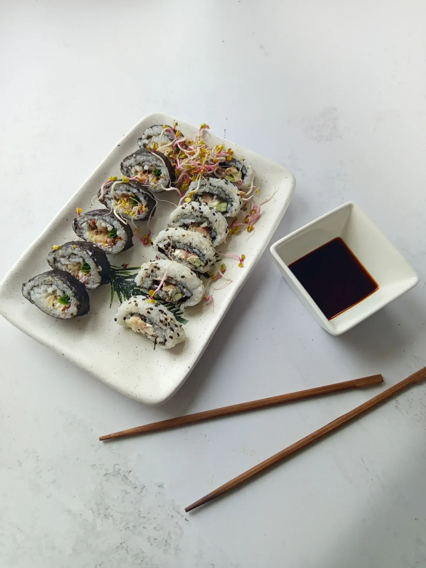 Domowe sushi z wędzoną makrelą i serkiem śmietankowym