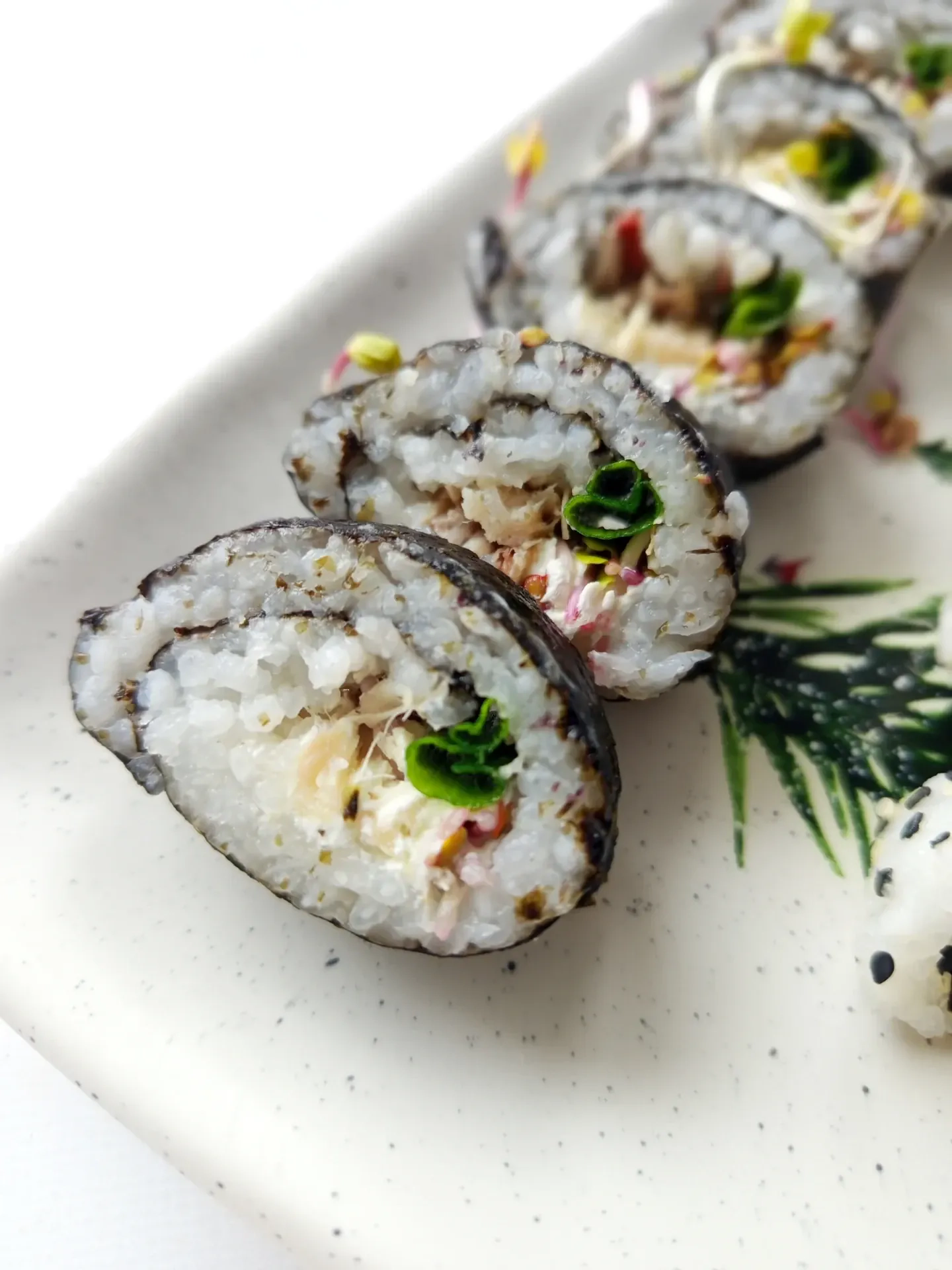 Domowe sushi z wędzoną makrelą i serkiem śmietankowym