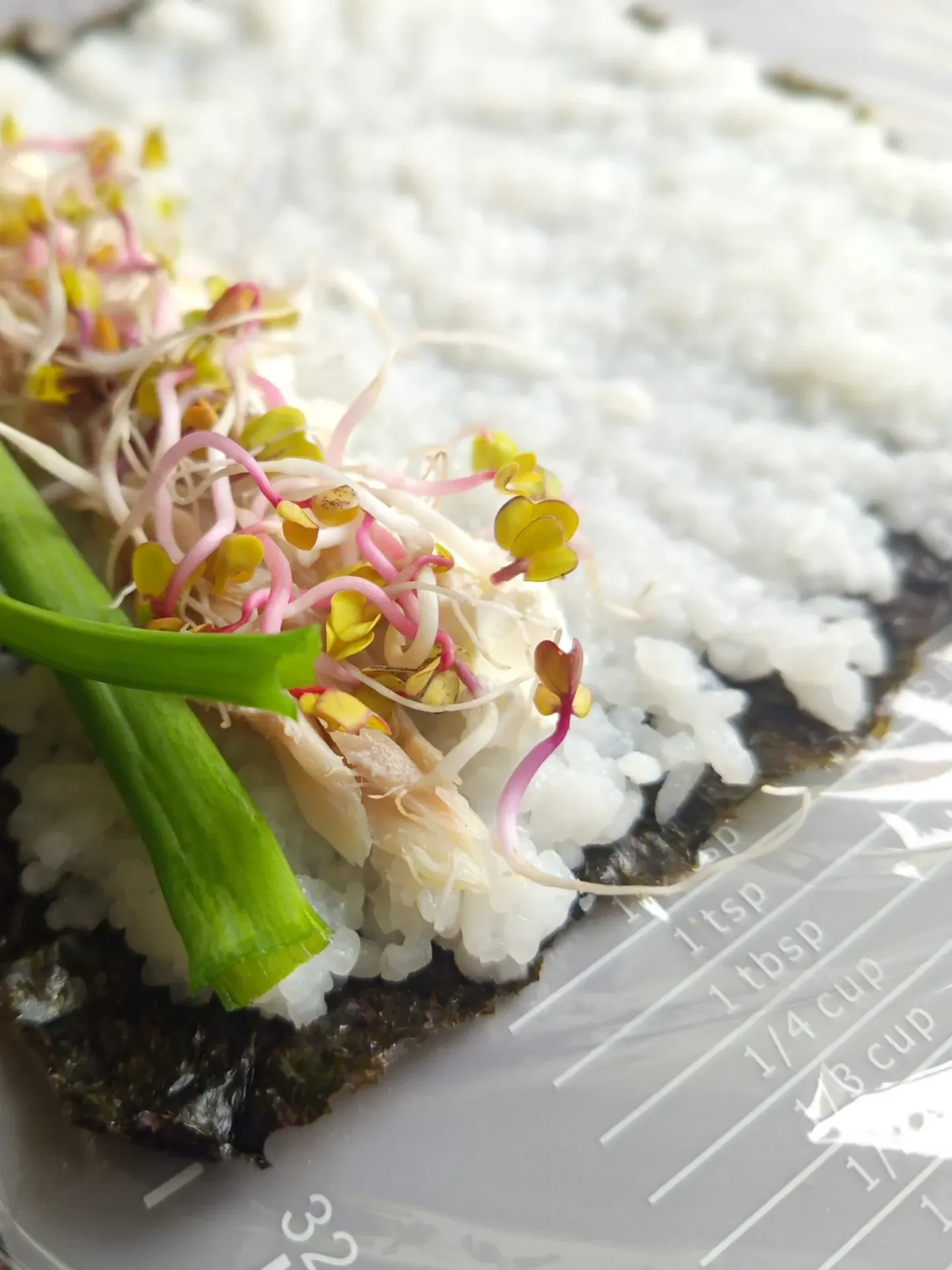 Domowe sushi z wędzoną makrelą i serkiem śmietankowym