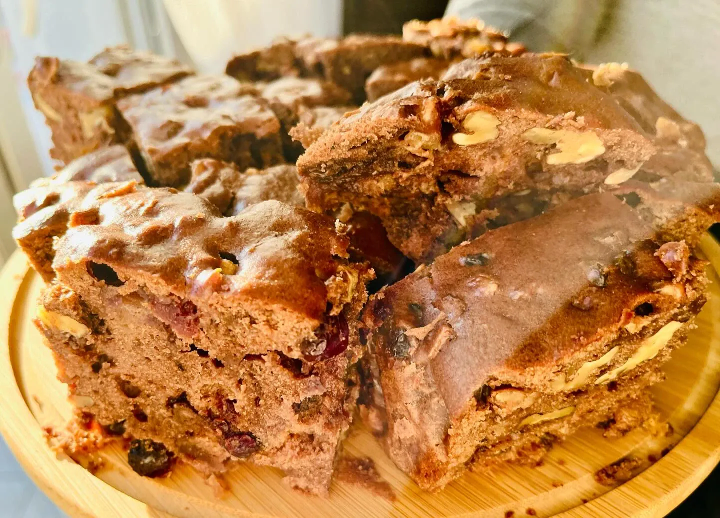 Wilgotne ciasto Wiewiórka z jabłkami, orzechami i bakaliami – tradycyjny sprawdzony przepis