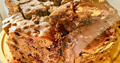 Wilgotne ciasto Wiewiórka z jabłkami, orzechami i bakaliami – tradycyjny sprawdzony przepis