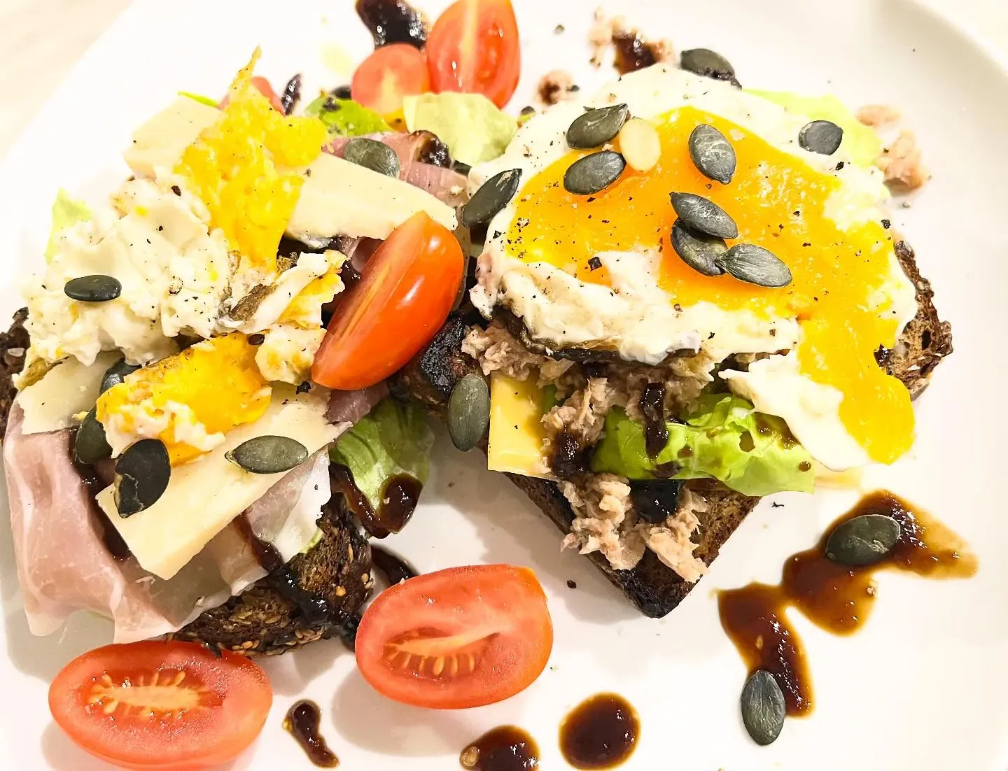 Tosty na bogato z jajkiem sadzonym, warzywami i kremowym tuńczykiem