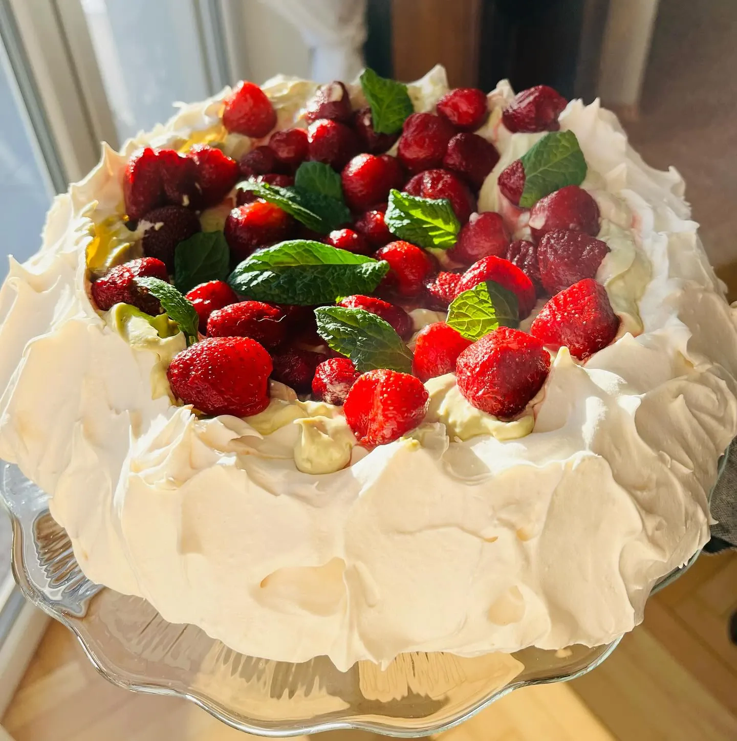 Pavlova z kremem pistacjowym i świeżymi truskawkami – idealny letni deser