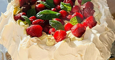 Pavlova z kremem pistacjowym i świeżymi truskawkami – idealny letni deser