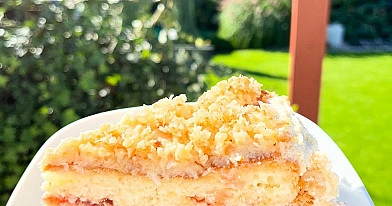 Delikatne ciasto Łabędzi Puch z kruszonką i warstwą owocową