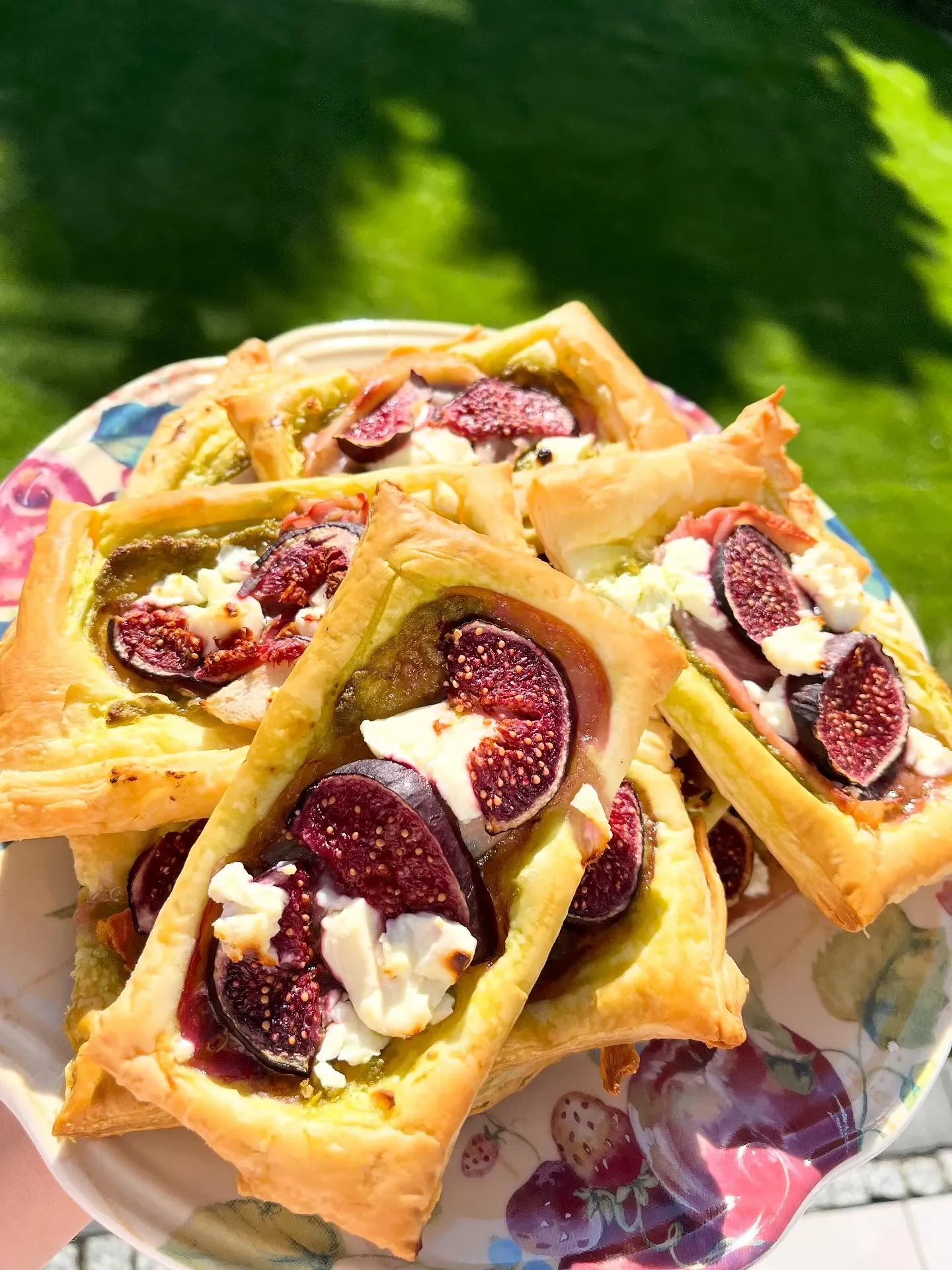 Tartaletki z ciasta francuskiego z figami, gruszką, szynką parmeńską i fetą