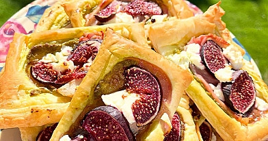 Tartaletki z ciasta francuskiego z figami, gruszką, szynką parmeńską i fetą