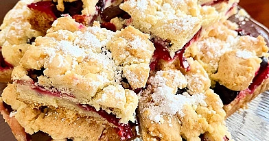 Najlepsze kruche ciasto ze śliwkami i kruszonką – tradycyjny domowy przepis na lato