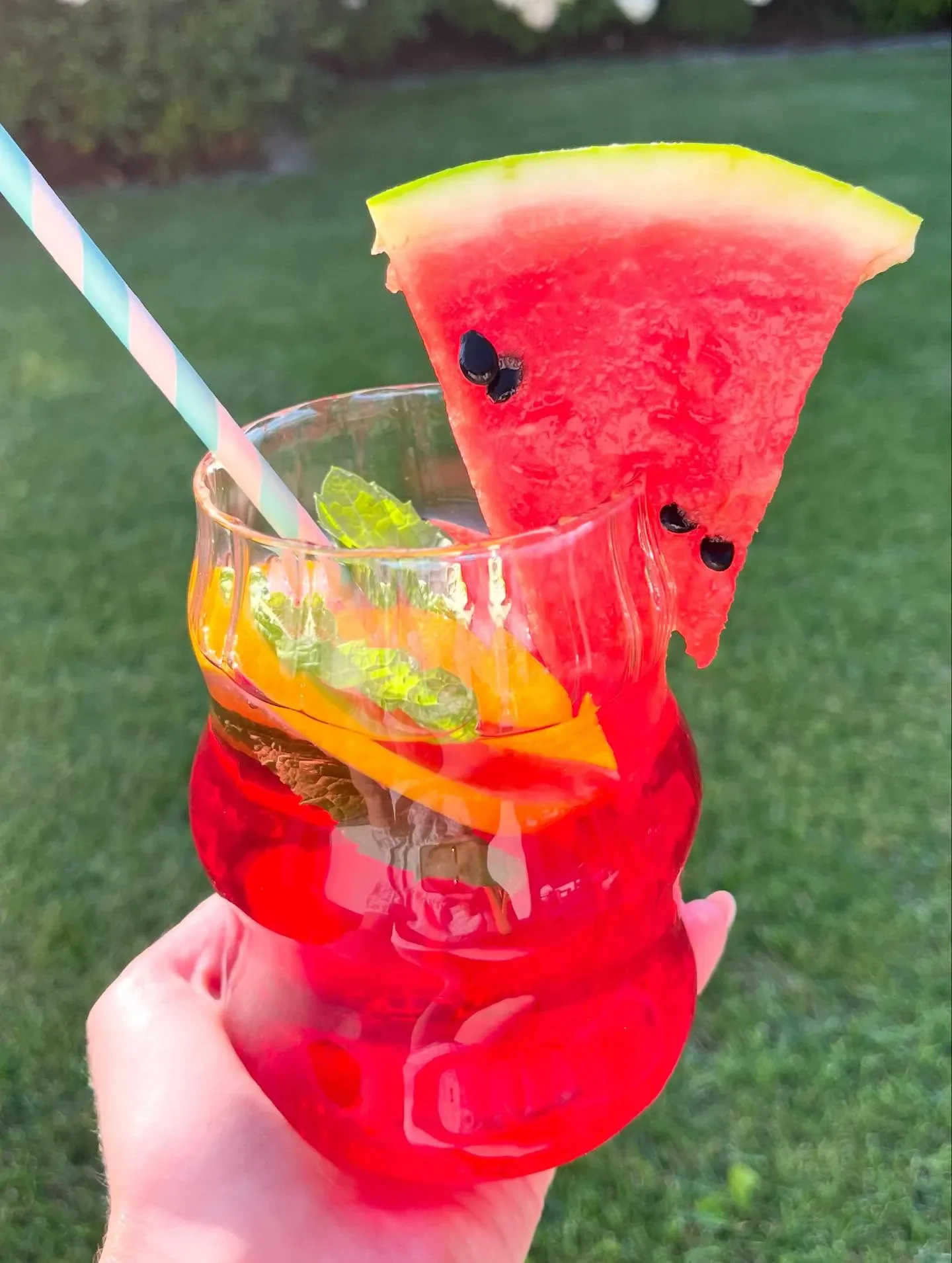 Lemoniada arbuzowa na lato – orzeźwiający napój z owocami i miętą