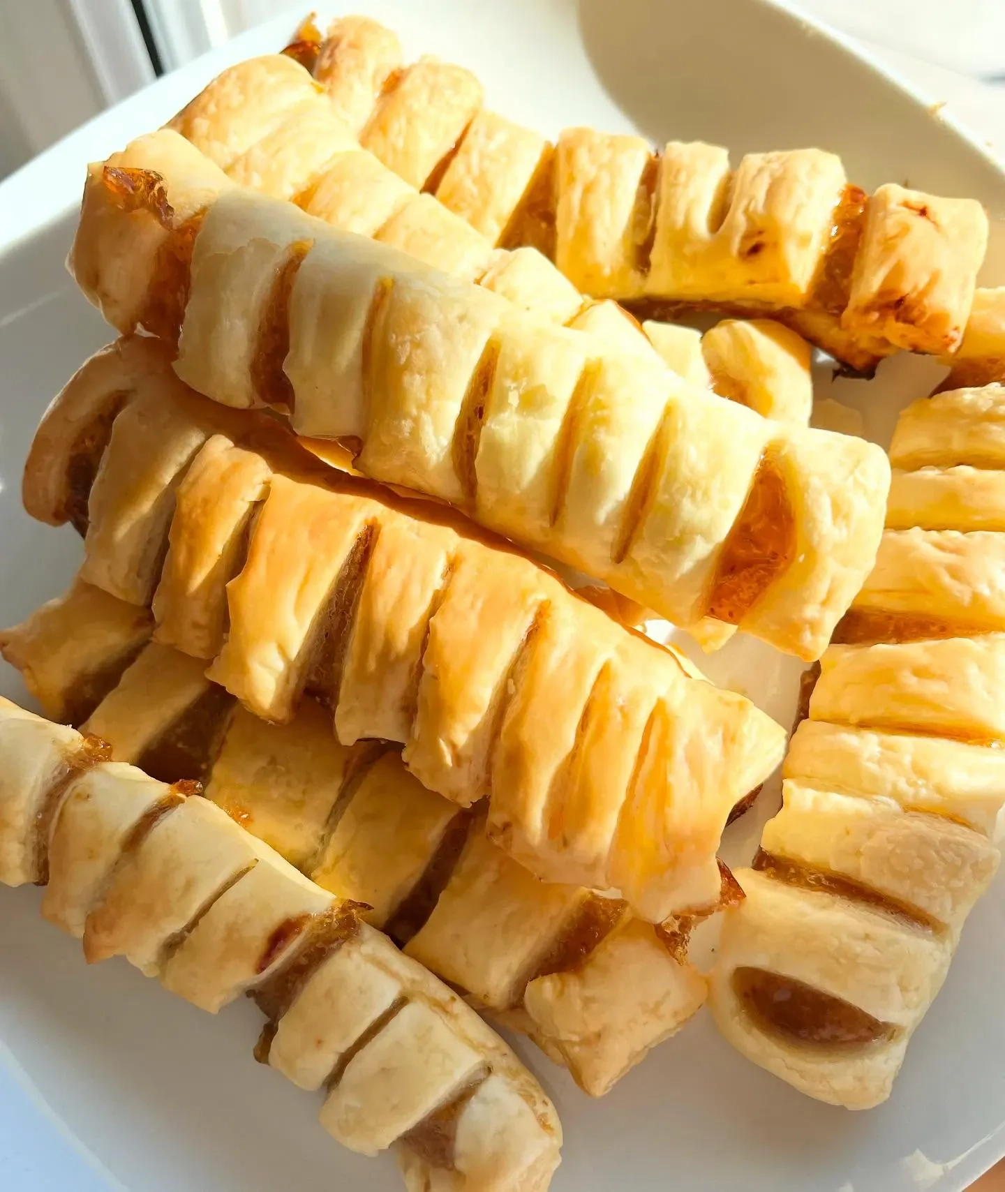 Roladki z ciasta francuskiego z dżemem figowym do kawy