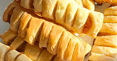 Roladki z ciasta francuskiego z dżemem figowym do kawy