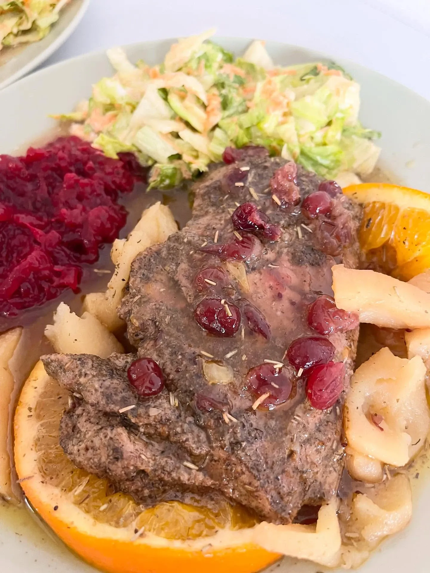 Delikatny filet z kaczki duszony i pieczony w pomarańczach, jabłkach i żurawinie