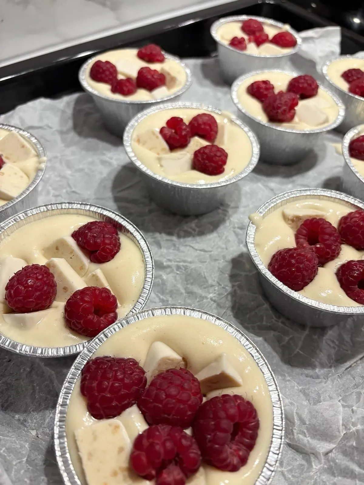 Babeczki z malinami i białymi michałkami – puszyste, wilgotne i idealne na każdą okazję