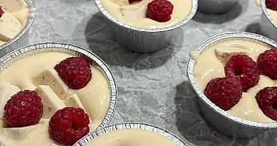 Babeczki z malinami i białymi michałkami – puszyste, wilgotne i idealne na każdą okazję