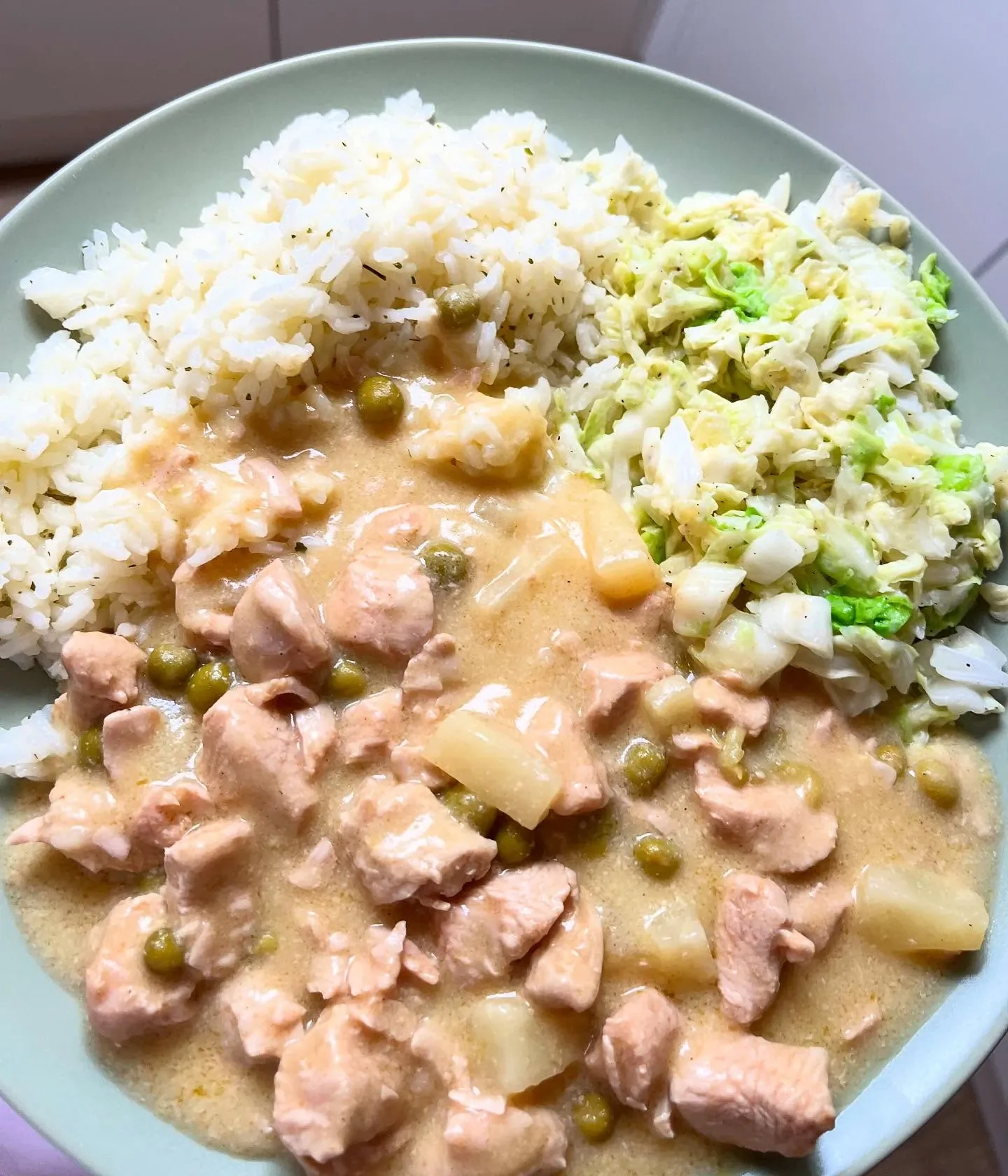 Delikatny gulasz z indyka z ananasem i groszkiem