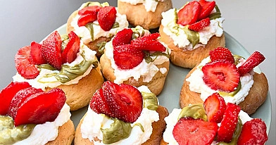 Puszyste bułeczki drożdżowe ze śmietanką, truskawkami i kremem pistacjowym