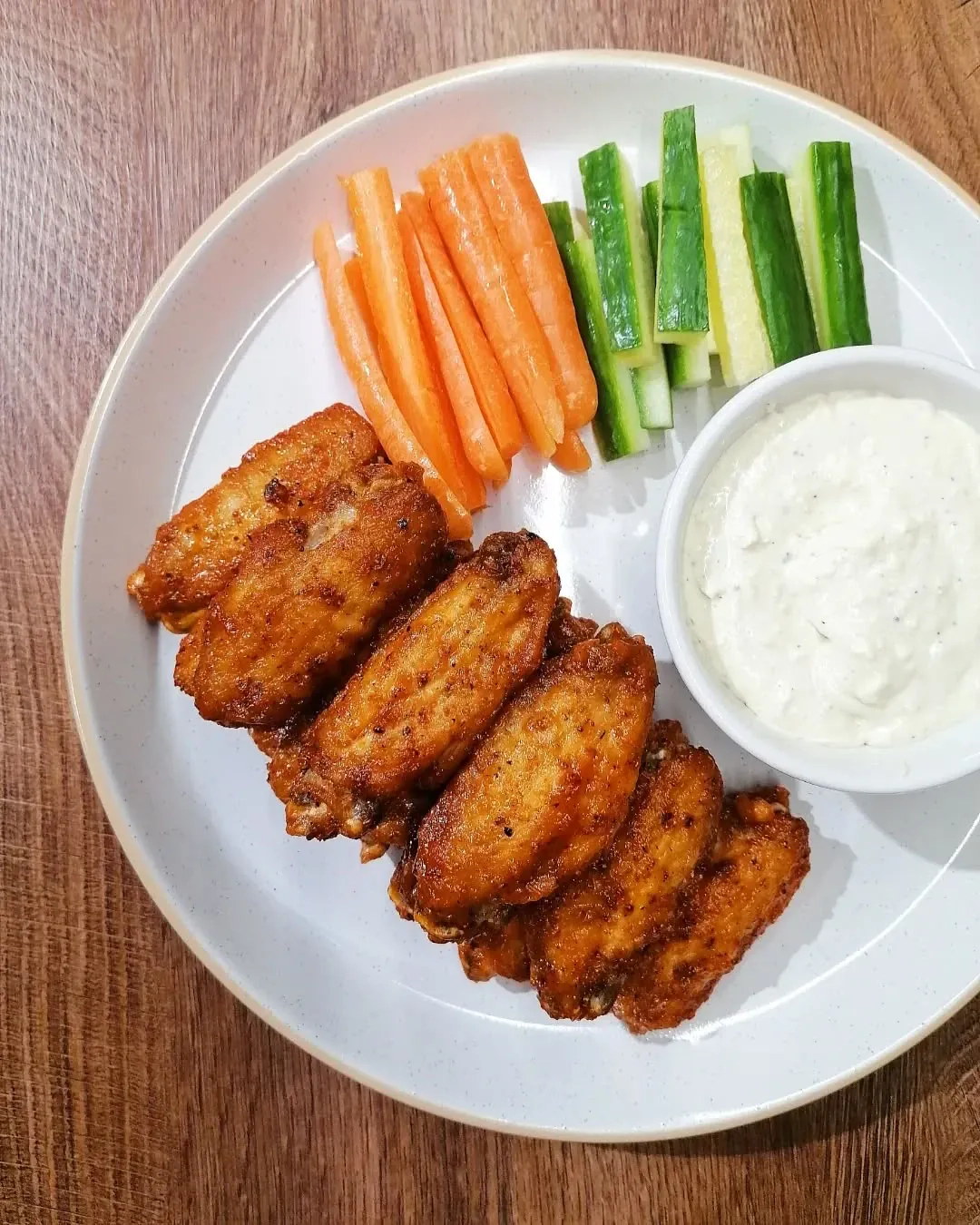 Lipnūs vištienos sparneliai su krakmolu, teriyaki ir saldžiarūgščiais padažais