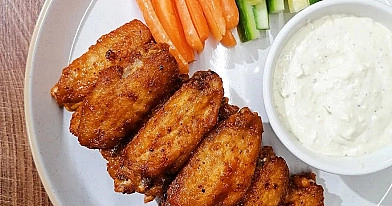 Lipnūs vištienos sparneliai su krakmolu, teriyaki ir saldžiarūgščiais padažais