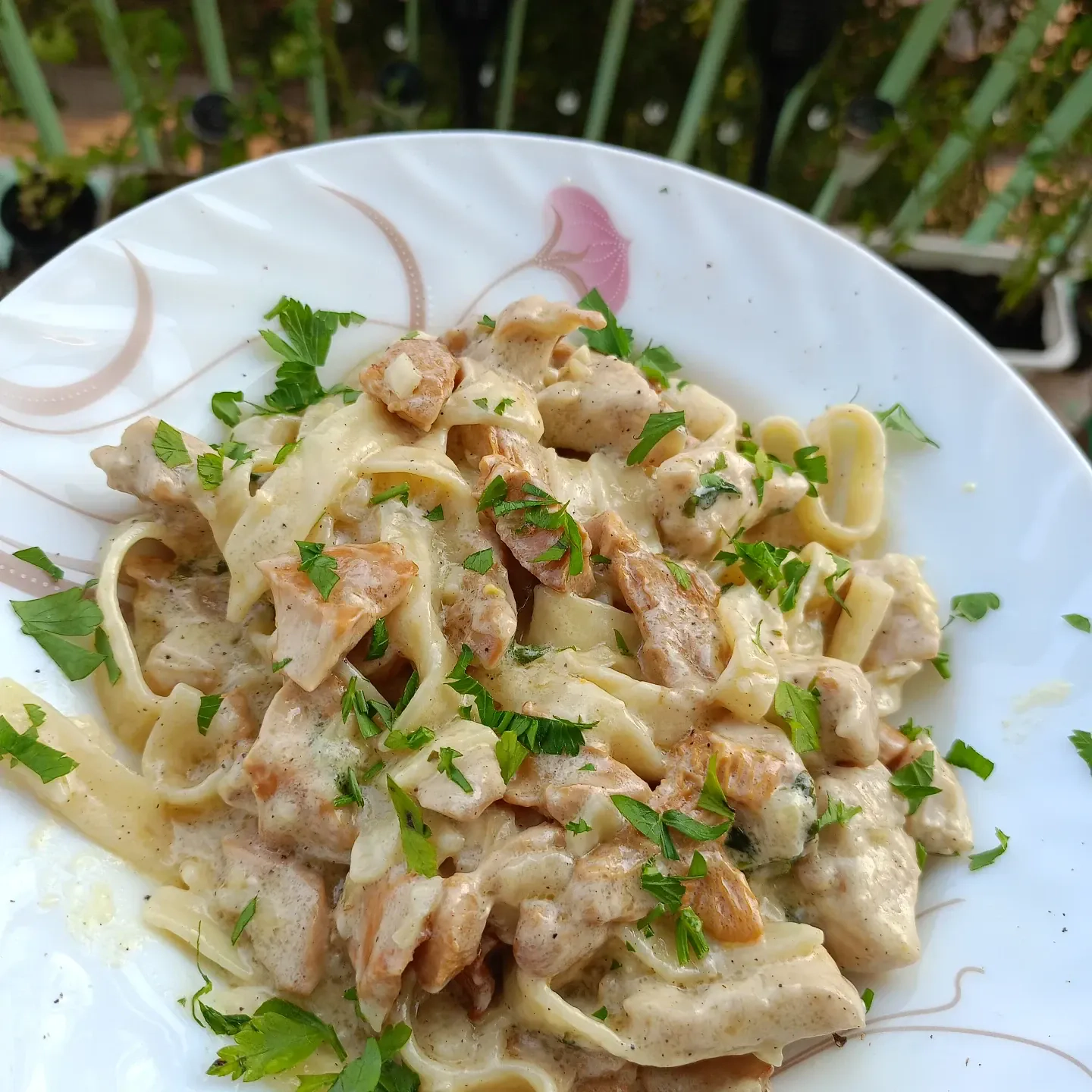 Makaron tagliatelle z kurczakiem i kurkami w śmietanowym sosie