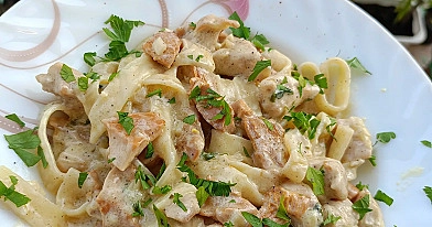 Makaron tagliatelle z kurczakiem i kurkami w śmietanowym sosie