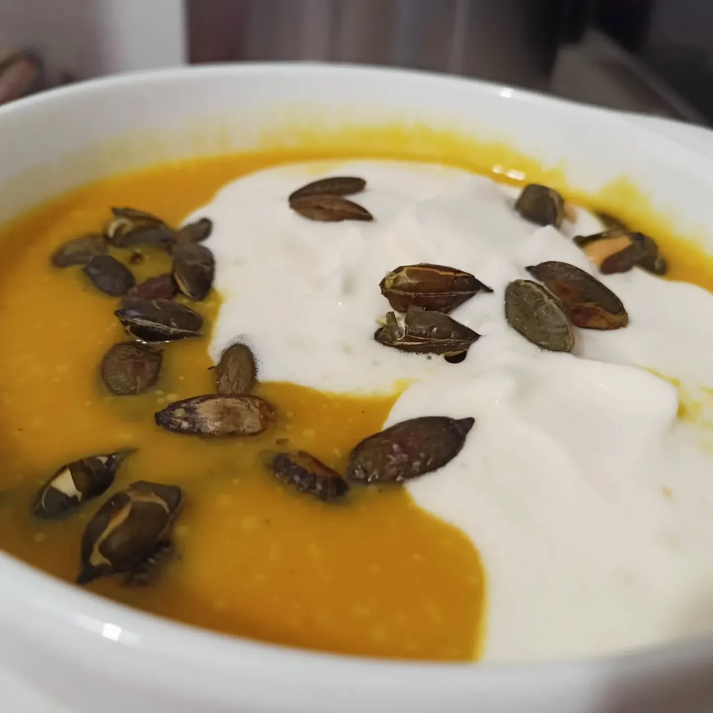 Aksamitny krem z dyni z puszystym musem śmietankowo pomarańczowym i prażonymi pestkami