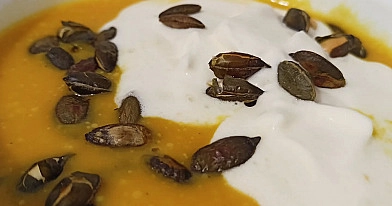 Aksamitny krem z dyni z puszystym musem śmietankowo pomarańczowym i prażonymi pestkami