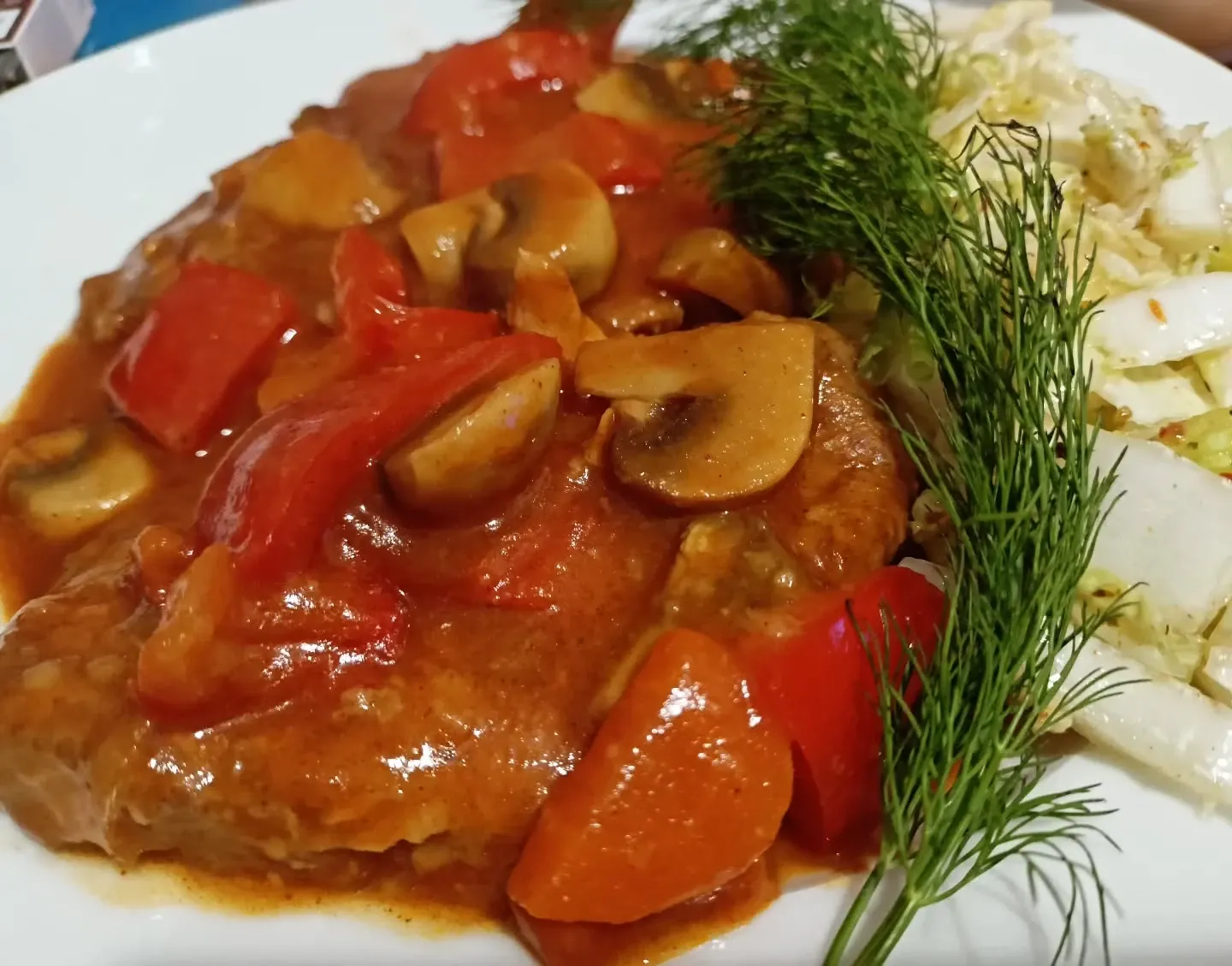 Karkówka po cygańsku w aromatycznym sosie pomidorowo-paprykowym