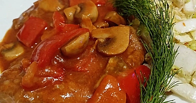 Karkówka po cygańsku w aromatycznym sosie pomidorowo-paprykowym