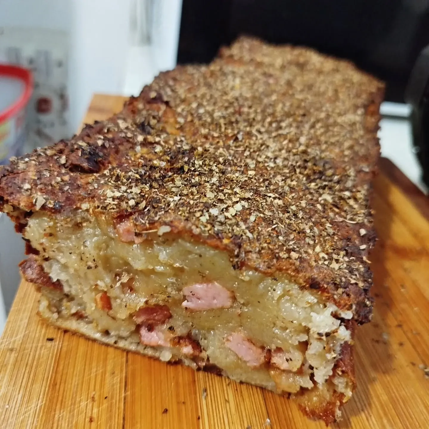 Tradycyjna babka ziemniaczana z boczkiem i kiełbasą