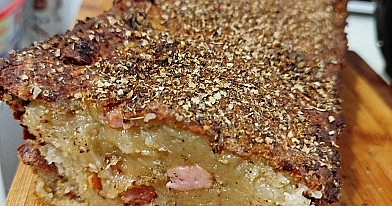 Tradycyjna babka ziemniaczana z boczkiem i kiełbasą