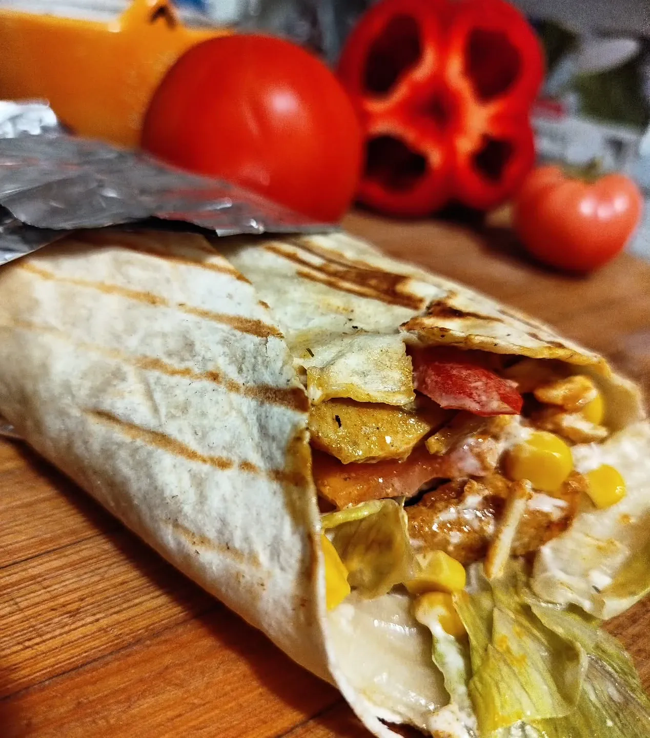 Wrap z grillowanym kurczakiem i warzywami