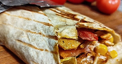 Wrap z grillowanym kurczakiem i warzywami