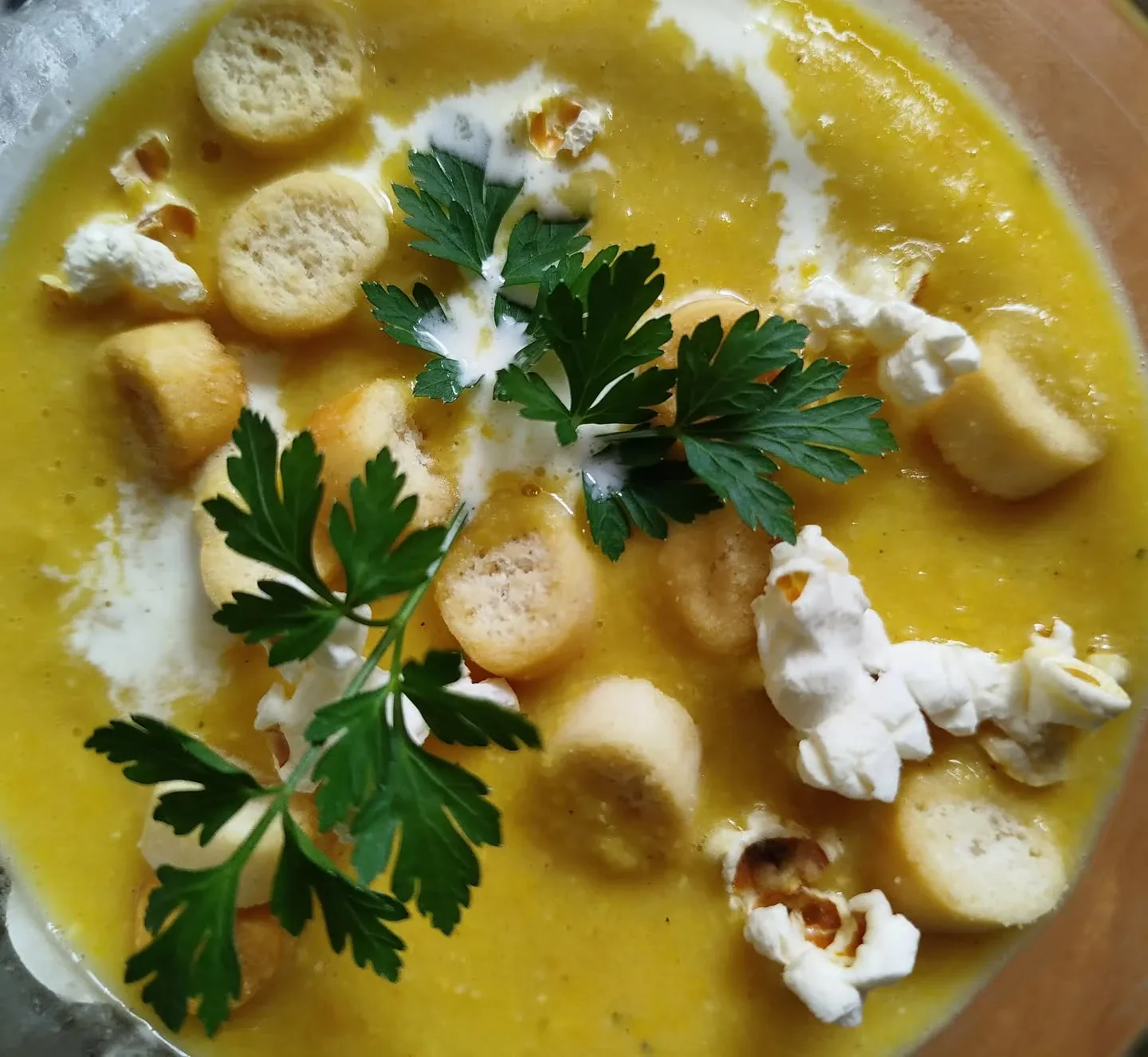 Zupa krem z kukurydzy z grzankami i popcornem