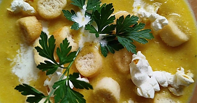 Zupa krem z kukurydzy z grzankami i popcornem