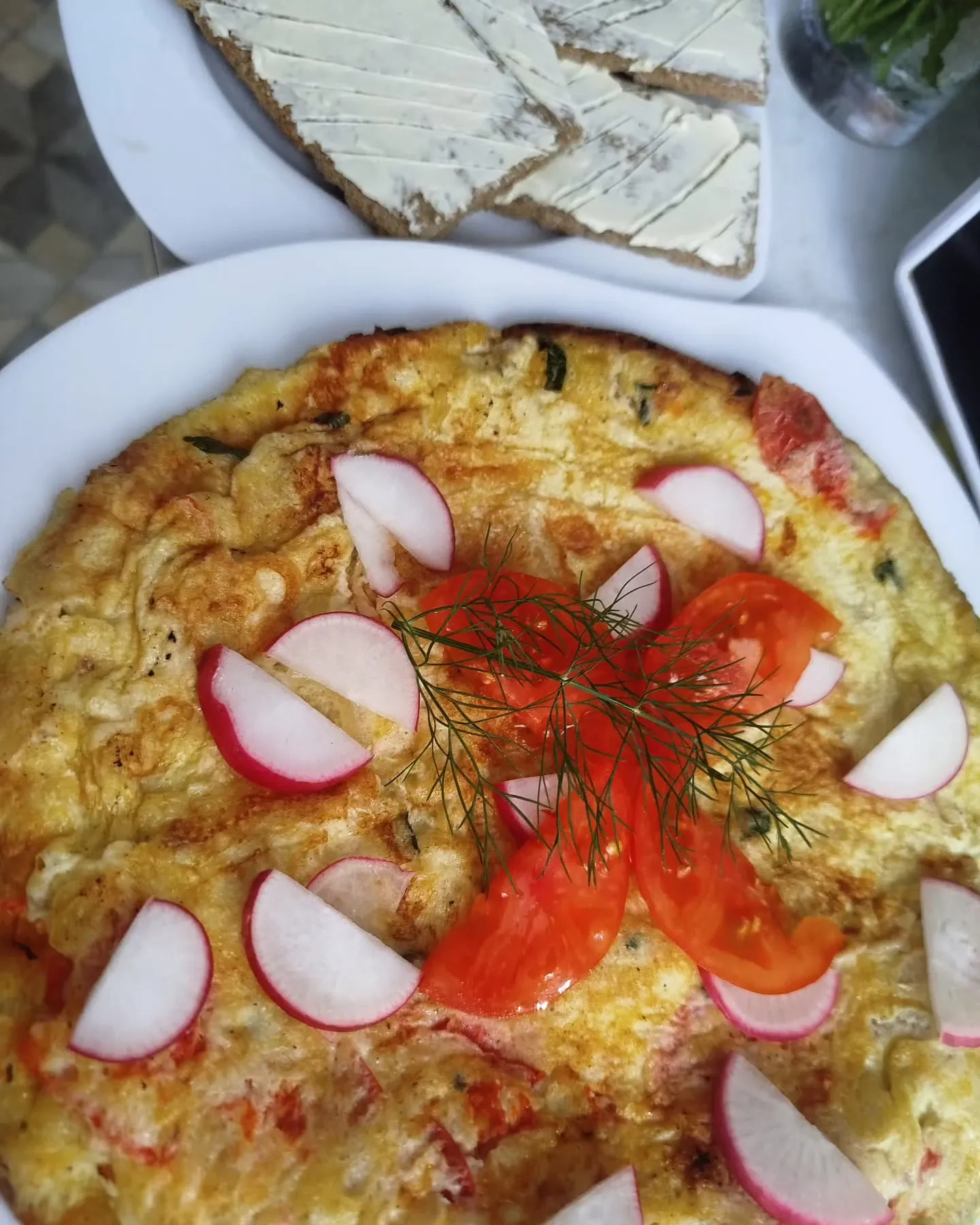 Puszysty omlet warzywny z rzodkiewką i pomidorem